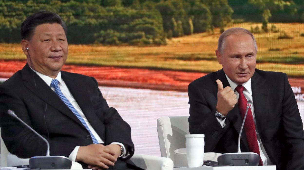 El presidente de Rusia, Vladímir Putin, y el primer ministro de Japón, Shinzo Abe