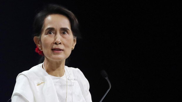 La Nobel de la Paz Suu Kyi defiende la condena a cárcel de dos periodistas de Reuters
