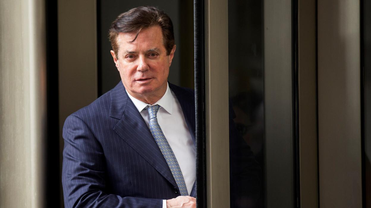 Paul Manafort, exjefe de campaña, tras una audiencia en una corte de federal