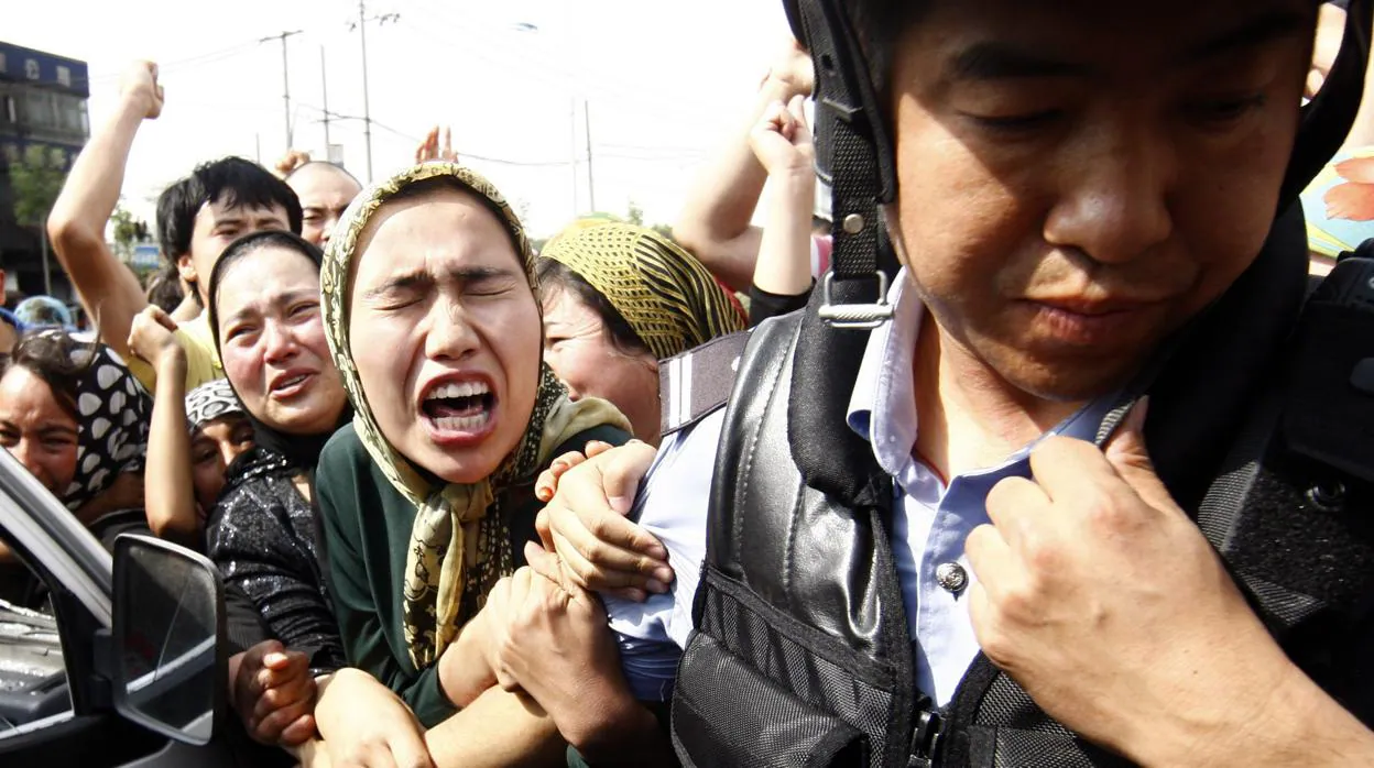 Manifestantes uigures se enfrentan con la Policía