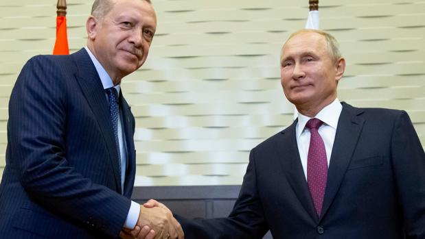 Putin y Erdogan acuerdan renunciar a la ofensiva sobre Idlib y crear una zona desmilitarizada