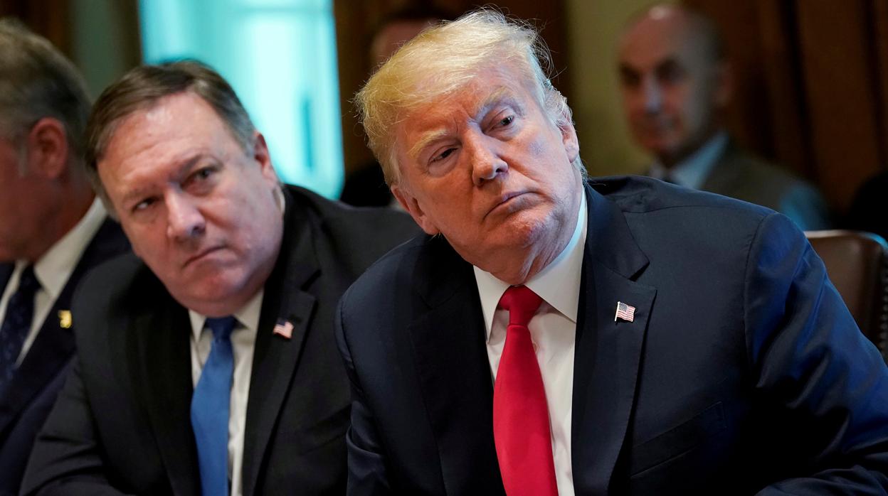 El secretario de Estado estadounidense, Mike Pompeo, junto a Donald Trump