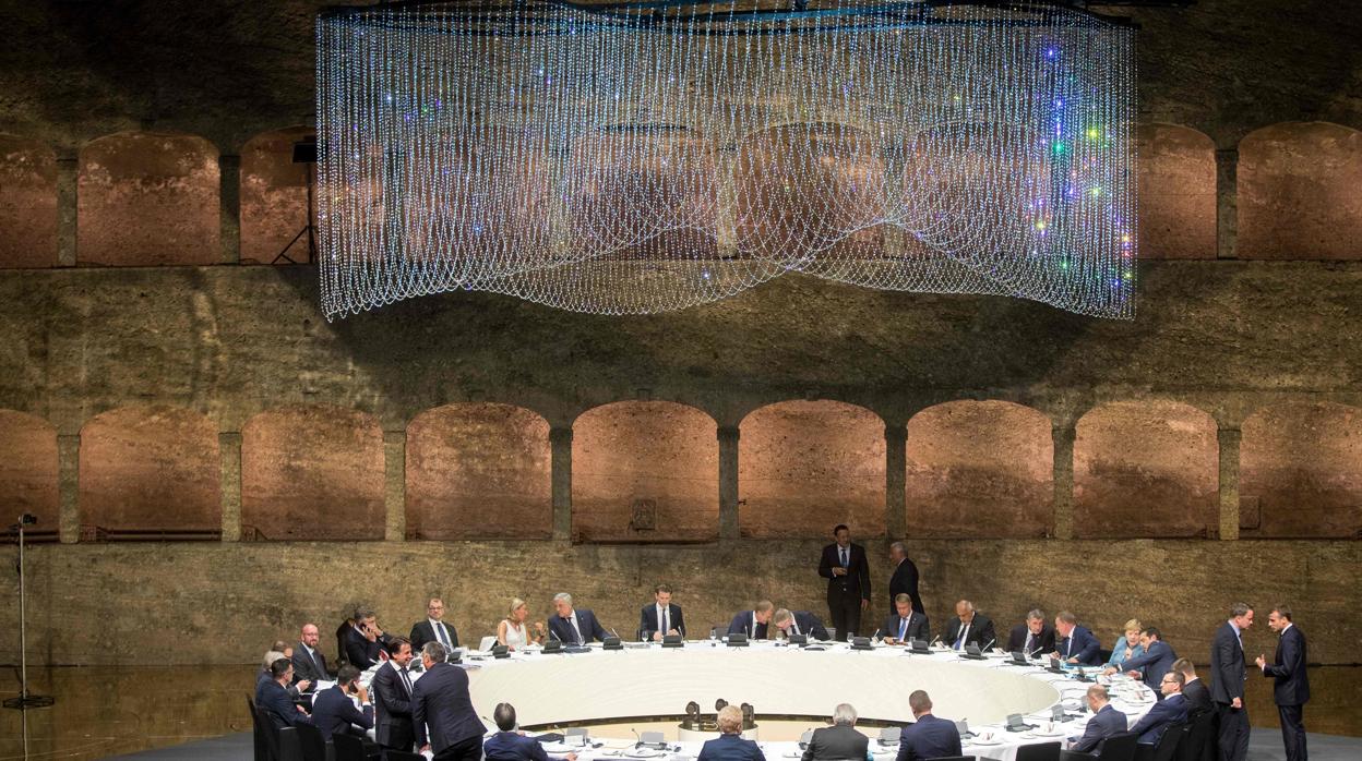 Los líderes de la UE sentados para cenar en el marco de la cumbre informal que está celebrando en Salzburgo