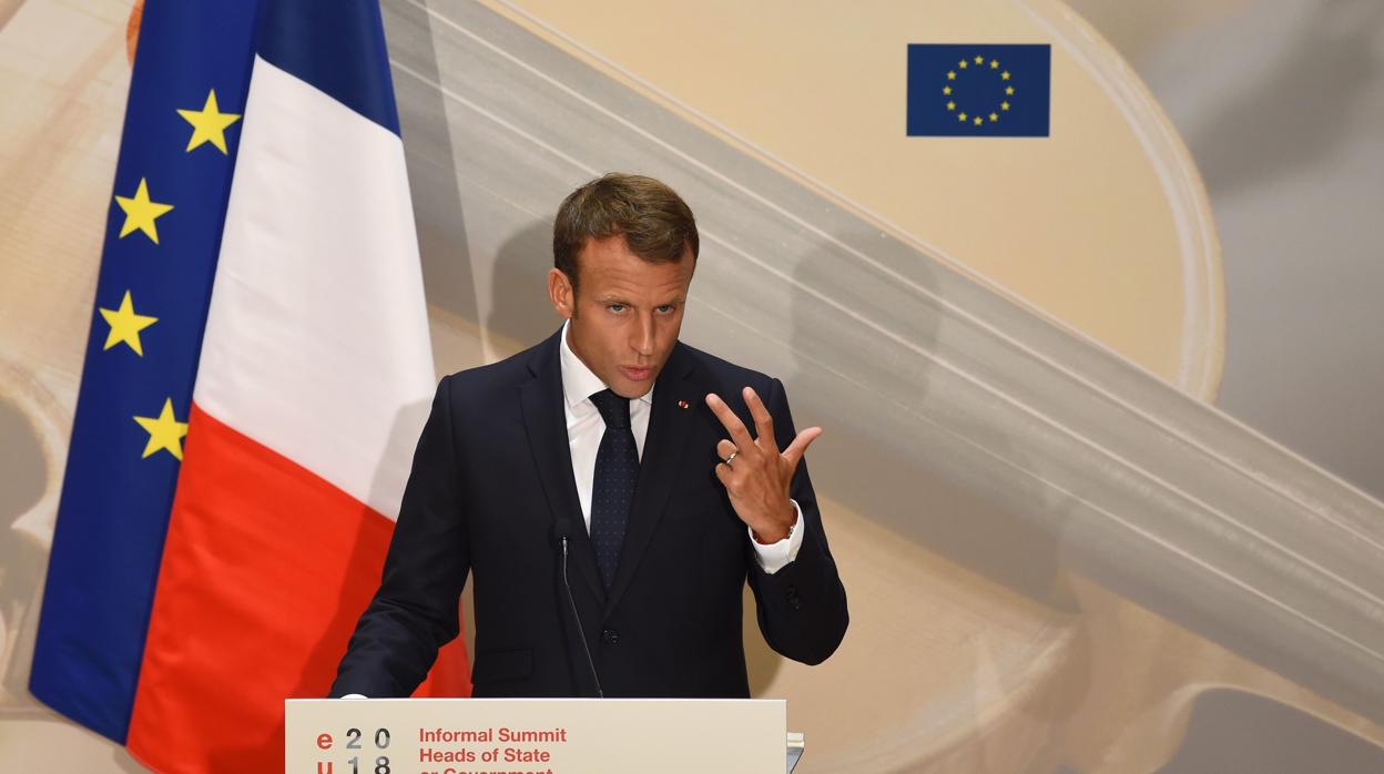 El presidente francés, Emmanuel Macron, en una rueda de prensa tras acabar el Consejo Europeo celebrado este jueves en Salzburgo (Austria)