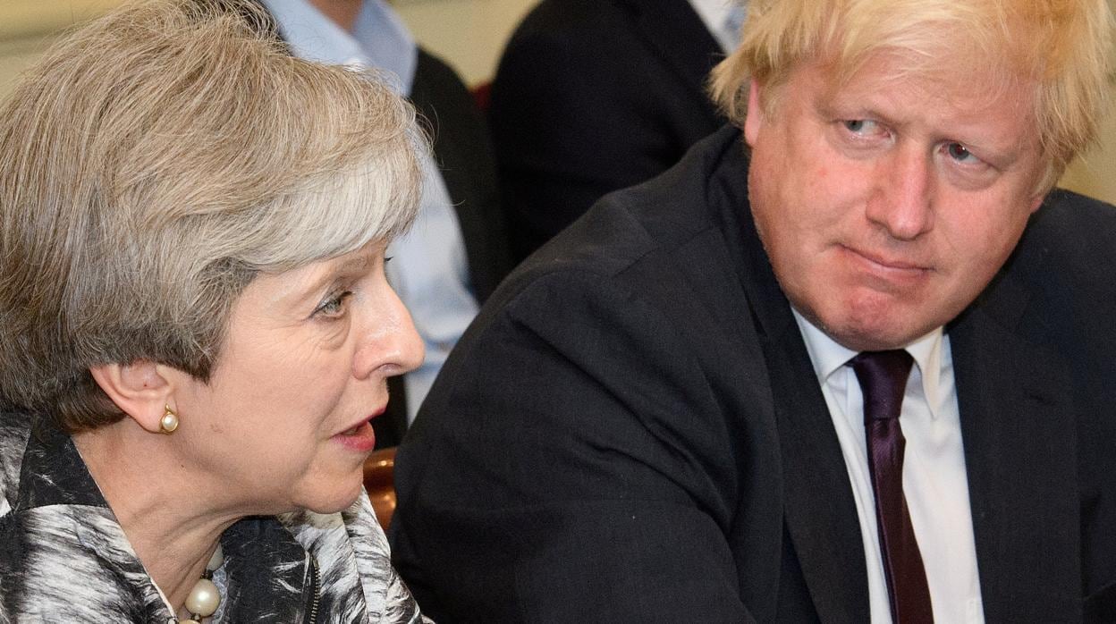 La primera ministra británica, Theresa May, y el exministro británico de Exteriores, Boris Johnson