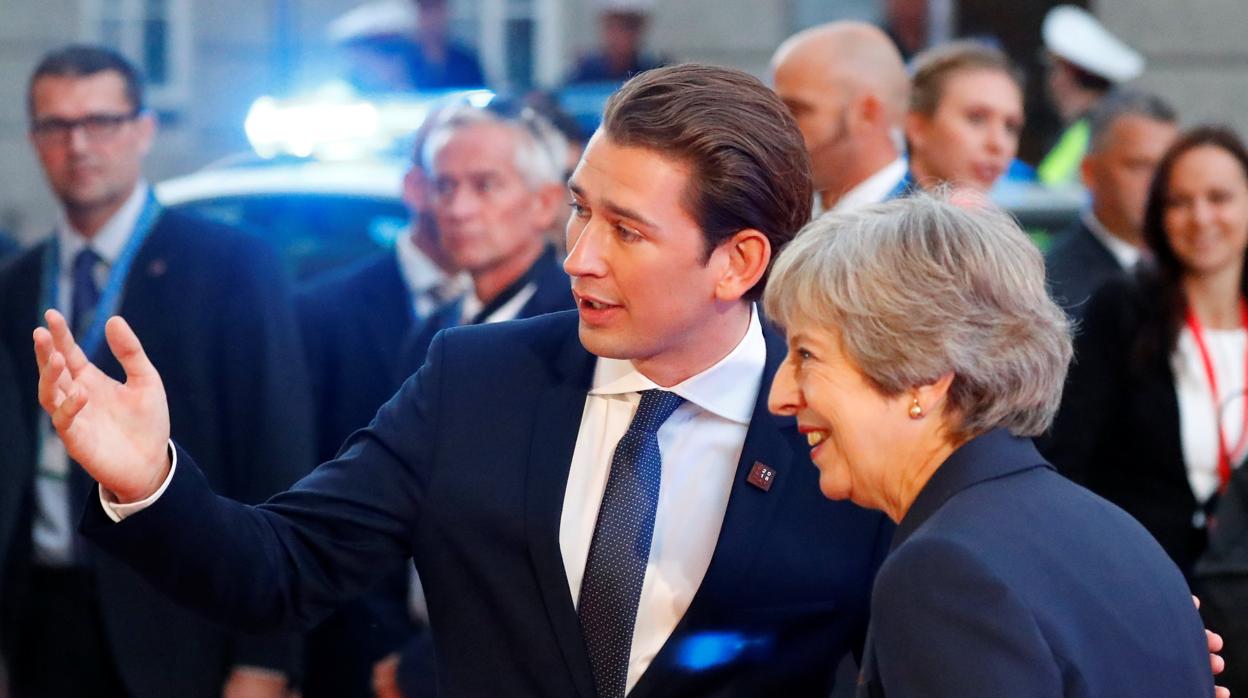 El canciller austriaco, Sebastian Kurz, ayer con la primera ministra británica Theresa May, en Salzburgo
