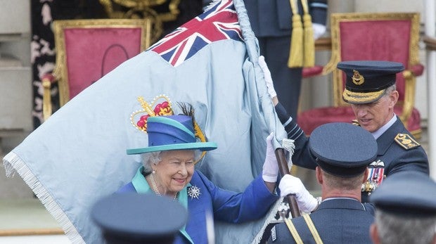 Detenido un hombre en la entrada del palacio de Buckingham por llevar una pistola taser