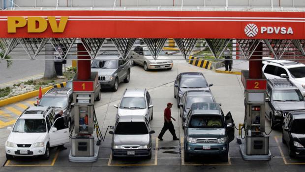 Largas colas un día antes de la subida del precio de la gasolina en Venezuela