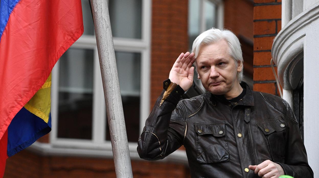 Julian Assange, en el balcónd e la Embajada de Ecuador en Londres