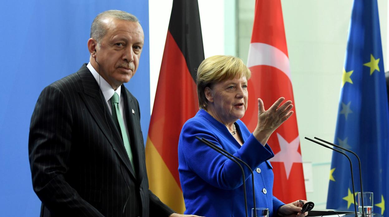 El presidente de Turquía, Recep Tayyip Erdogan (i), y la canciller alemana, Angela Merkel (d)