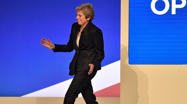 Theresa May baila «Dancing Queen» en el congreso conservador