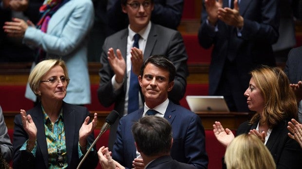 Pitos y aplausos a Valls en su despedida de la Asamblea francesa