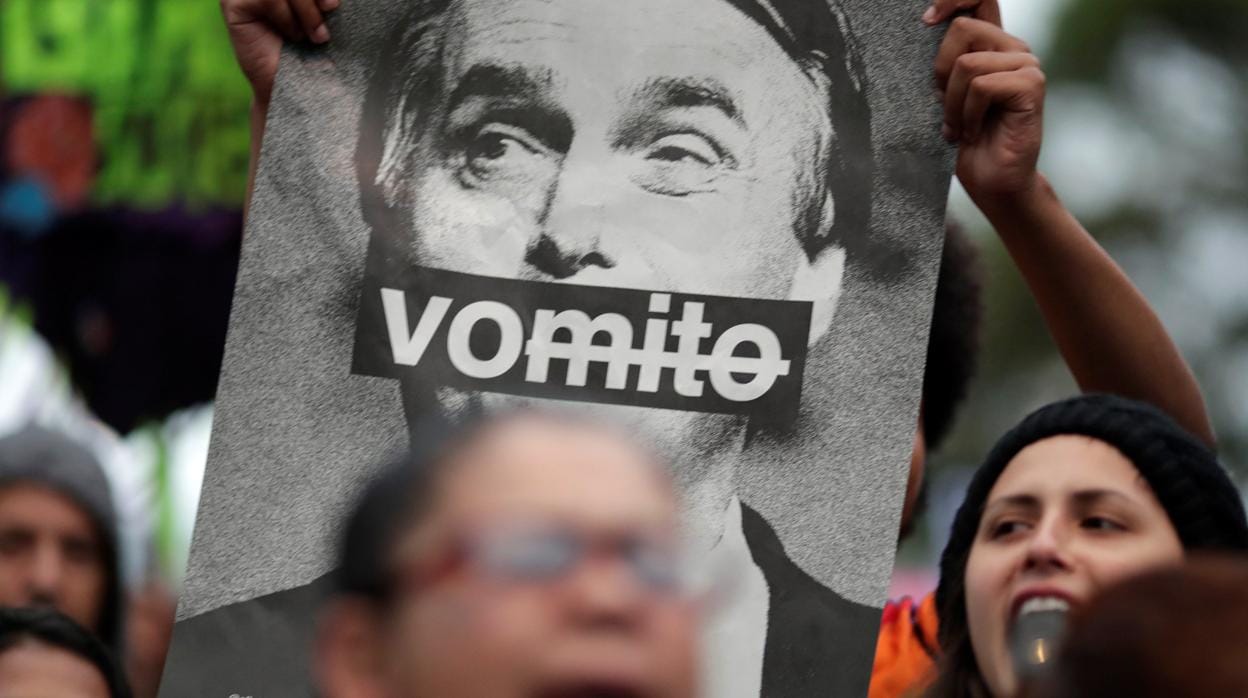Una pancarta contra el candidato a la presidencia de Brasil, Jair Bolsonaro