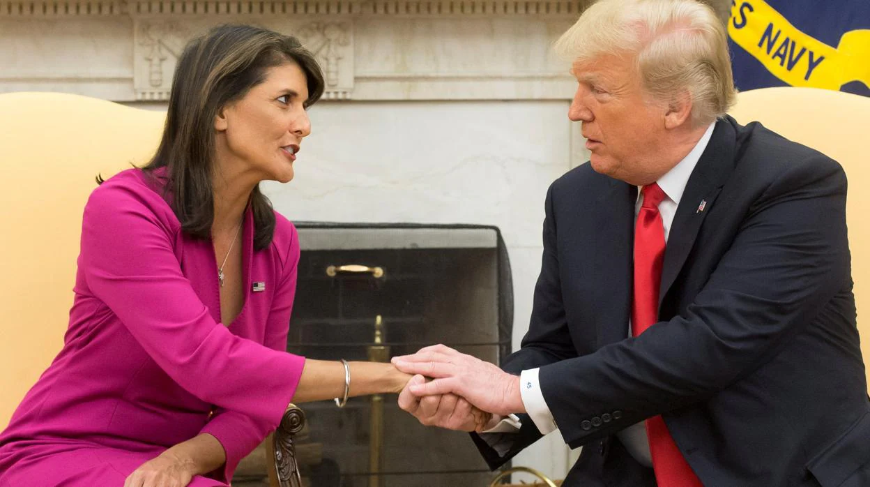 Nikki Haley estrecha la mano del presidente Donald Trump