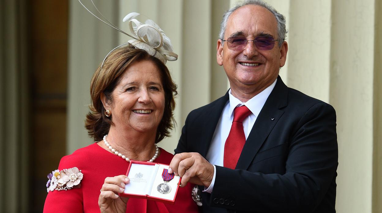 La madre y el padre de Ignacio Echeverría posan con la Medalla de Jorge