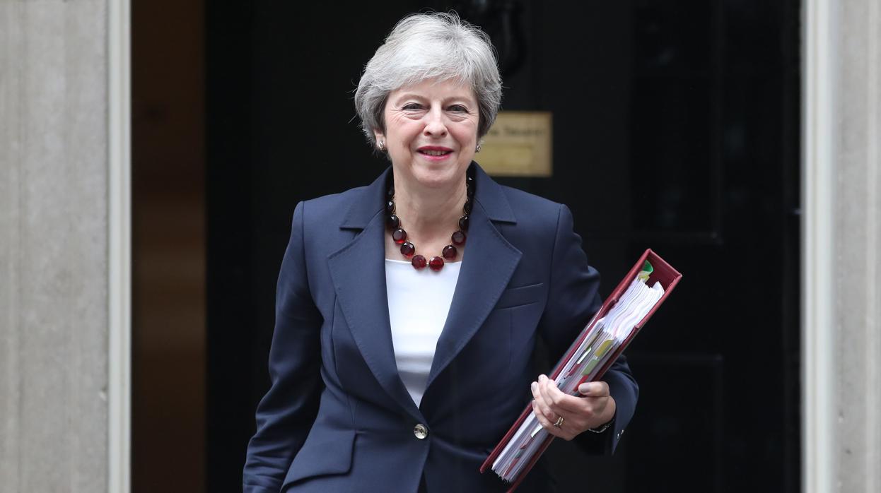 La primera ministra británica, Theresa May, sale del número 10 de Downing Street este miércoles