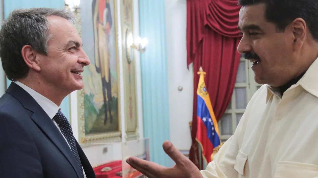 El expresidente del Gobierno Rodríguez Zapatero junto a Nicolás Maduro