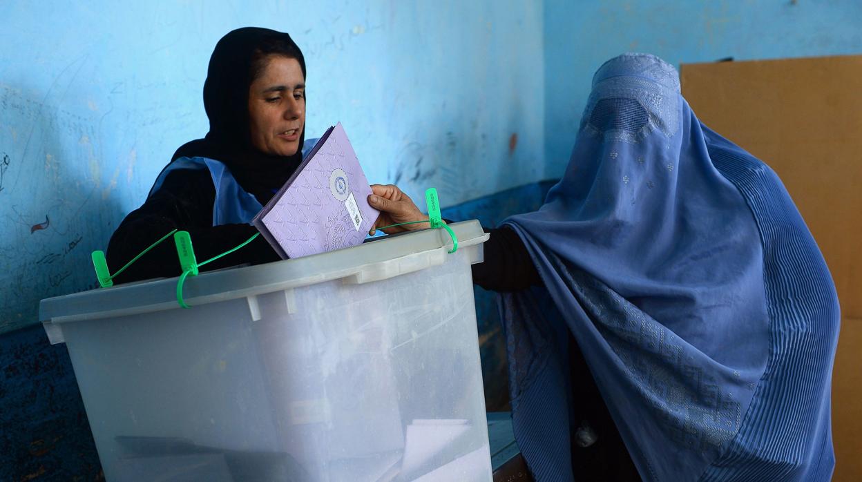 Una mujer vota en un centro electoral afgano