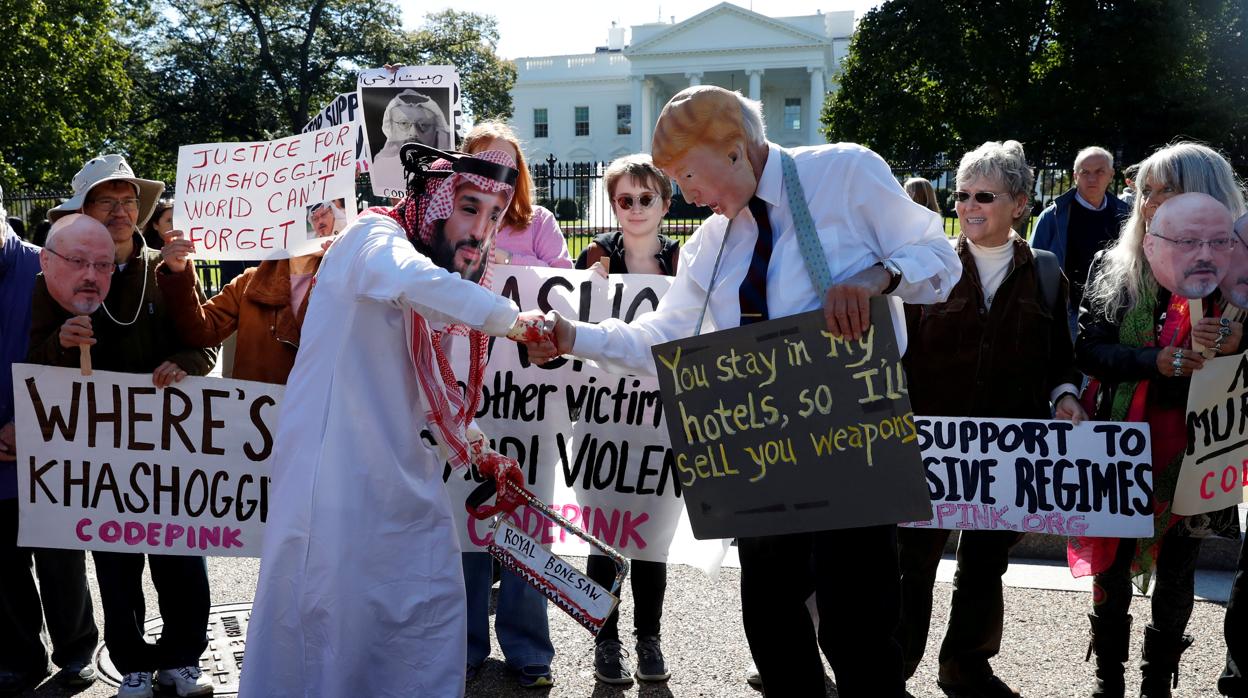 Manifestantes disfrazados como el príncipe heredero saudí, Mohammad bin Salman, y el presidente Trump protestan en el exterior de la Casa Blanca