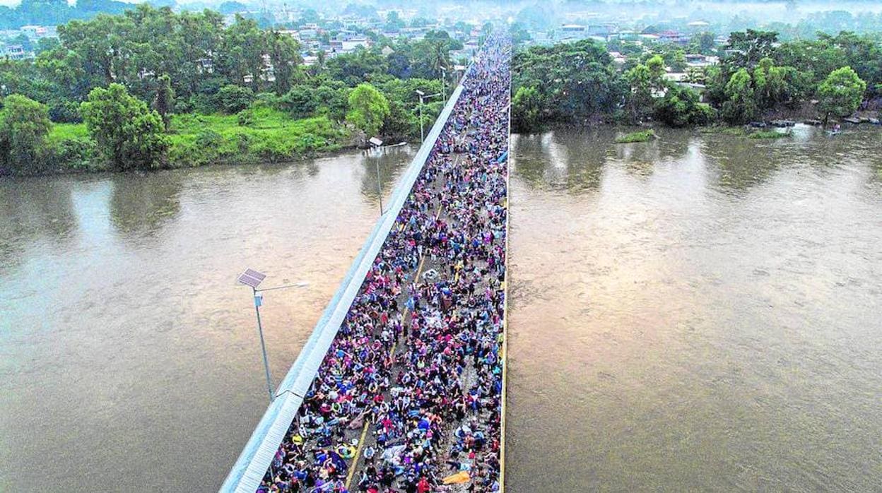 Vista aérea de la caravana cuando cruzaba la frontera de Guatemala con México en el puente de Ciudad Hidalgo, en Chiapas