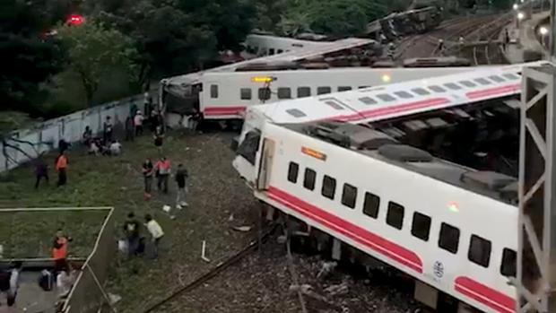 Al menos 17 muertos y un centenar de heridos al descarrilar un tren en Taiwán