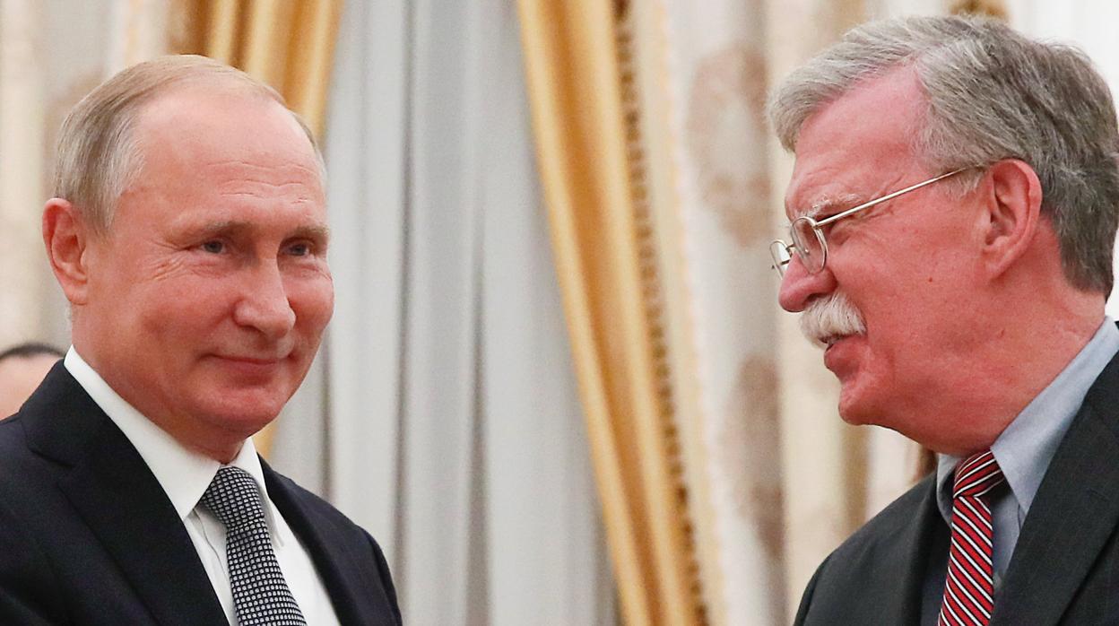 El presidente de Rusia, Vladímir Putin, junto al asesor de Seguridad Nacional, John Bolton