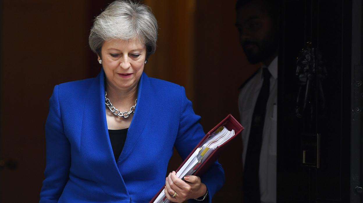 La primera ministra británica, Theresa May, sale de Downing Street hacia el Parlamento este miércoles