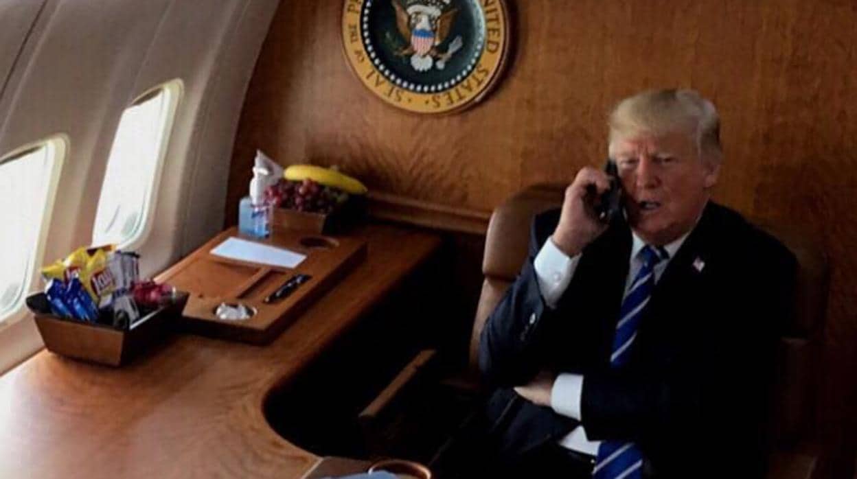 Donald Trump habla por teléfono desde el Air Force One
