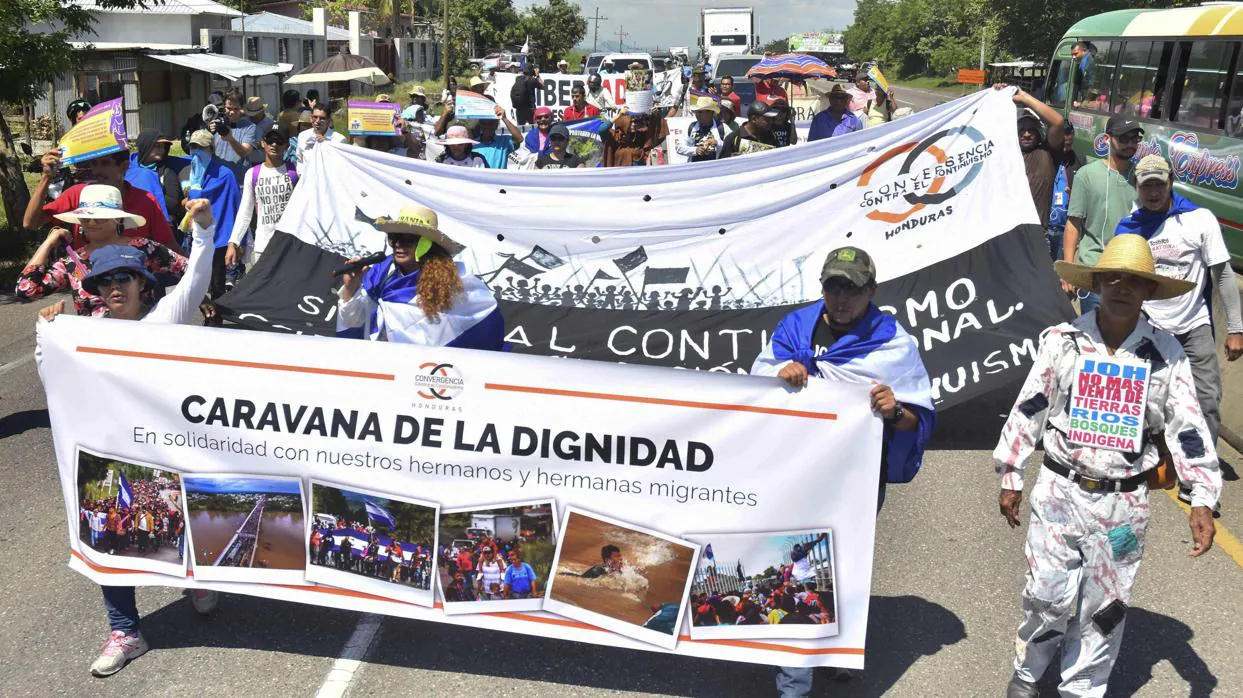 Decenas de personas participan en la denominada «Gran Caravana de la Dignidad»