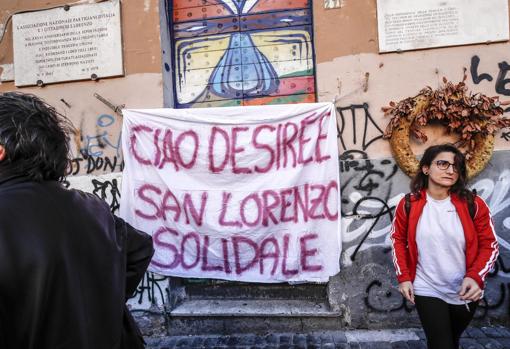 Una pancarta recuerda a la joven en el barrio de San Lorenzo