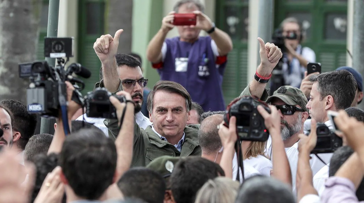 Bolsonaro canta victoria al votar y Haddad aún confía en la remontada
