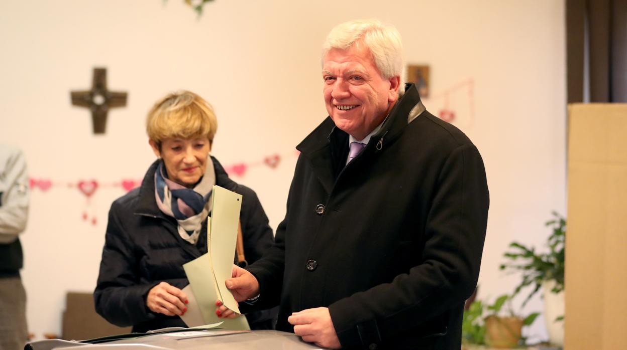 El primer ministro de Hesse, Volker Bouffier, de la CDU, vota en las elecciones regionales de este estado alemán