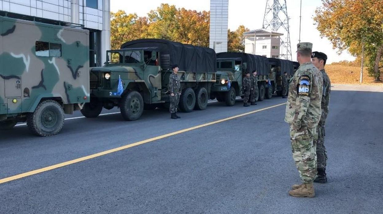 Soldados surcoreanos se disponen a transportar equipamiento militar antes de abandonar el Área de Seguridad Conjunta (JSA)