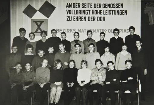 Angela Merkel (fila inferior, quinta por la izquierda), en 1971 con otros compañeros en una olimpiada matemática