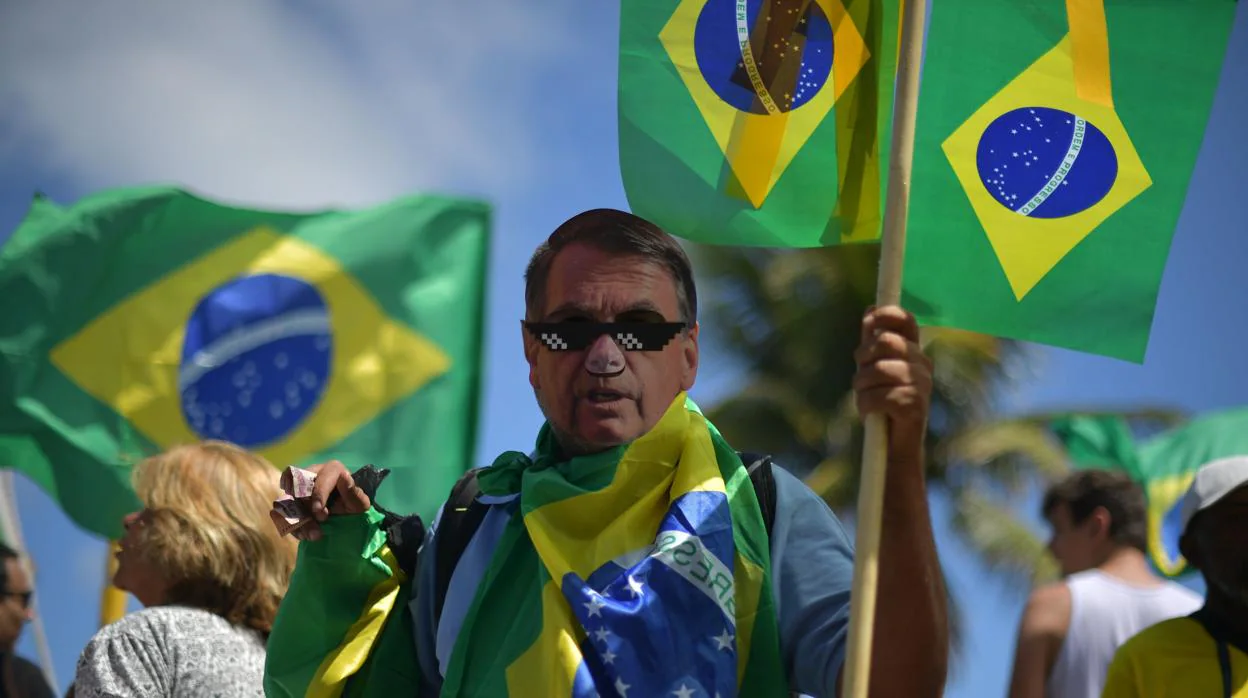 Un seguidor del derechista Jair Bolsonaro, durante la jornada electoral en Brasil