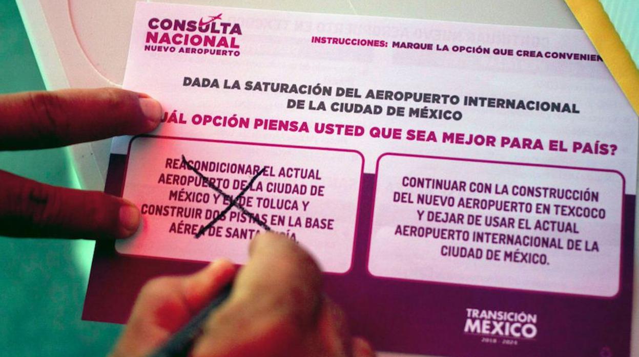 Un ciudadano mexicano vota en la consulta popular