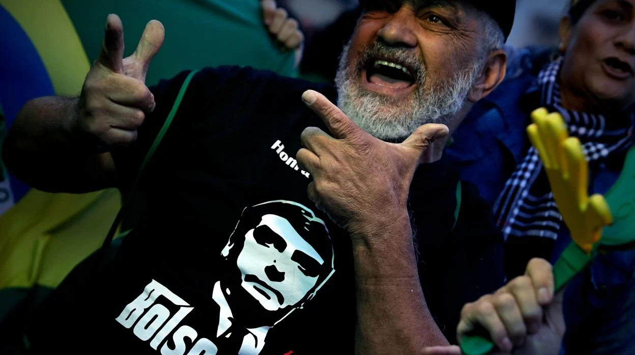 Un partidario de Bolsonaro celebra su elección