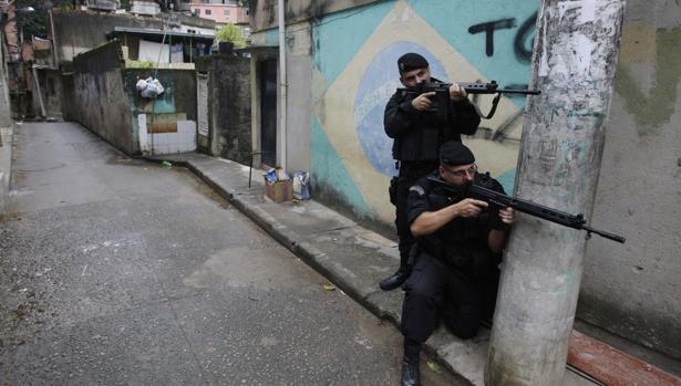 Dos policías brasleños, en una operación contra la droga en una favela de Río de Janeiro