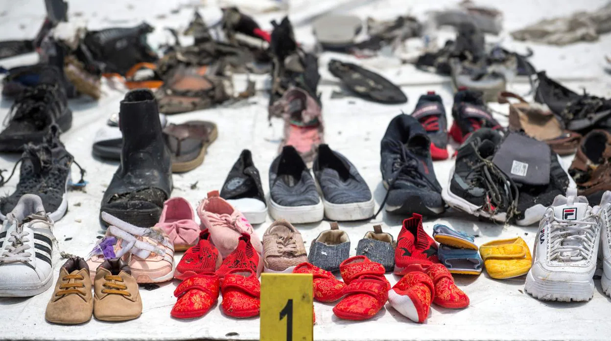 Restos de las víctimas encontrados durante la búsqueda del avión de Lion Air en Indonesia
