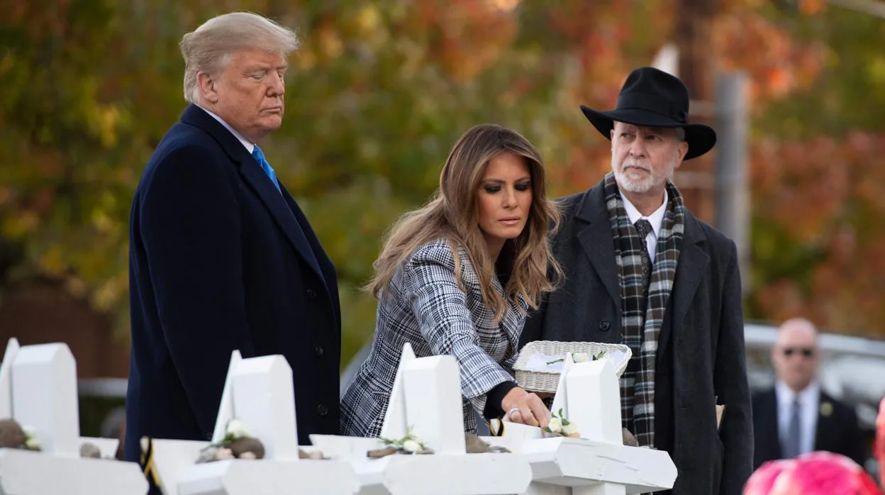 Melania Trump, junto a Donald Trump y el rabino del templo, deja una flor frente a la sinagoga de Pittsburgh