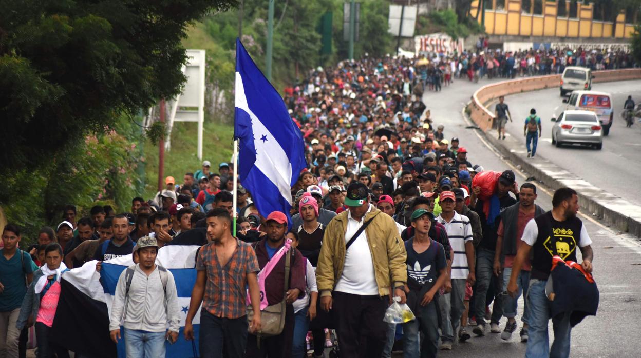 La caravana de inmigrantes de Honduras cruza Guatemala de camino a Estados Unidos, el 13 de octubre