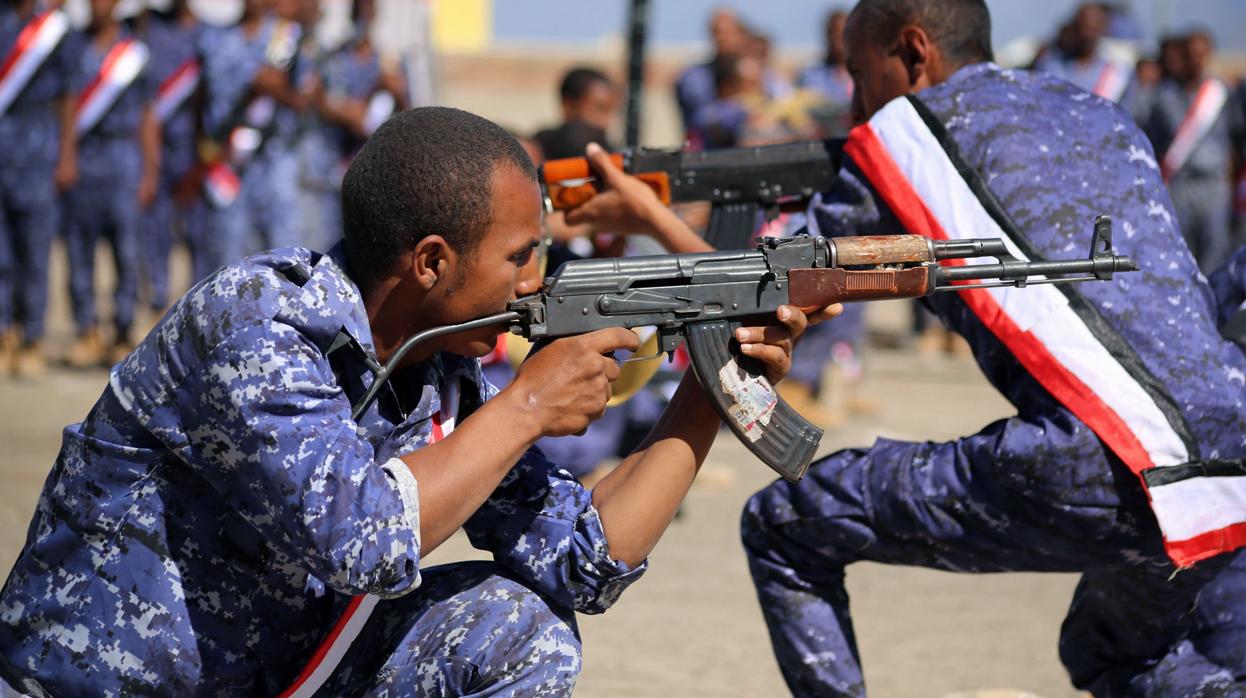 Un soldado yemení leal al gobierno respaldado por Riad, durante una ceremonia de graduación