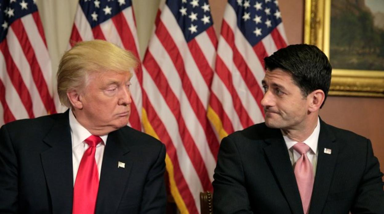 El presdiente Trump y el presidente de la cámara de los representantes, Paul Ryan (derecha)