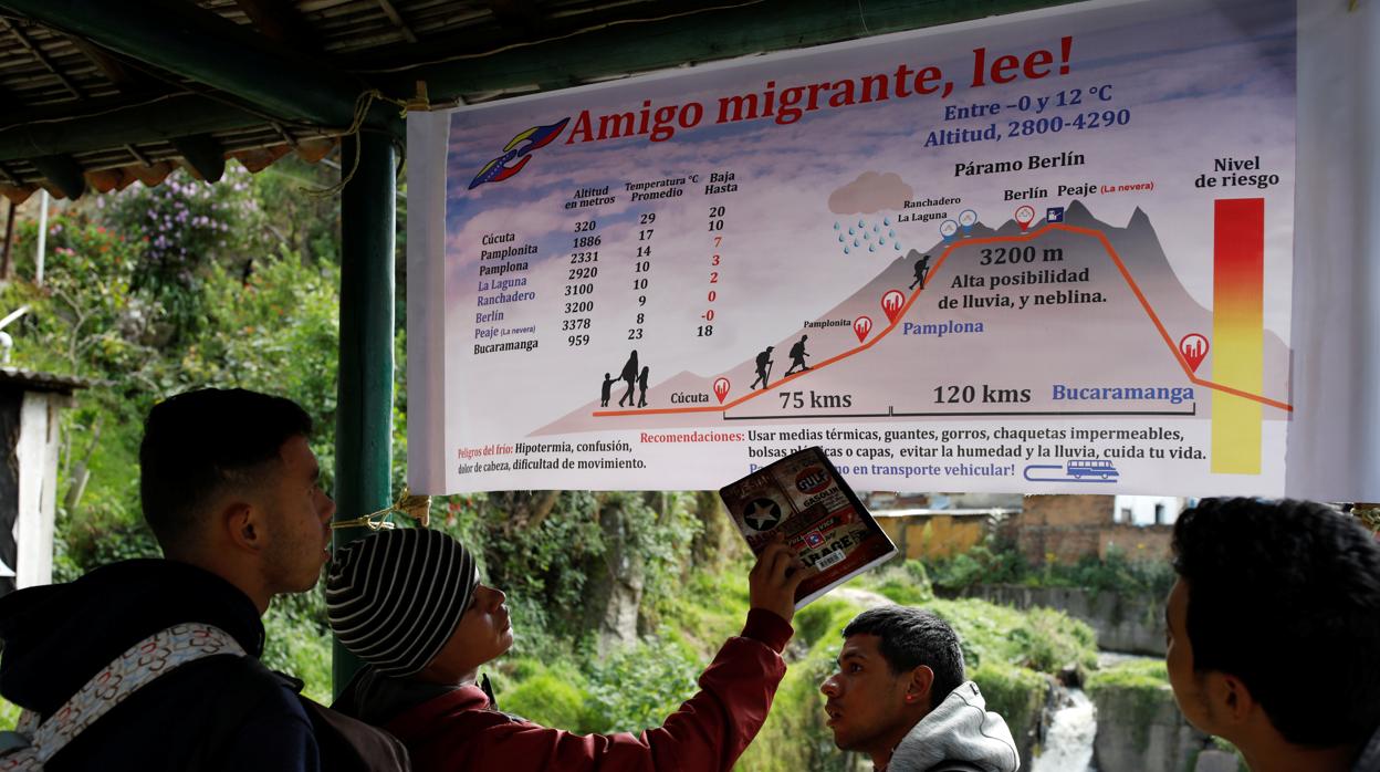 Inmigrantes venezolanos miran la ruta a seguir en Colombia