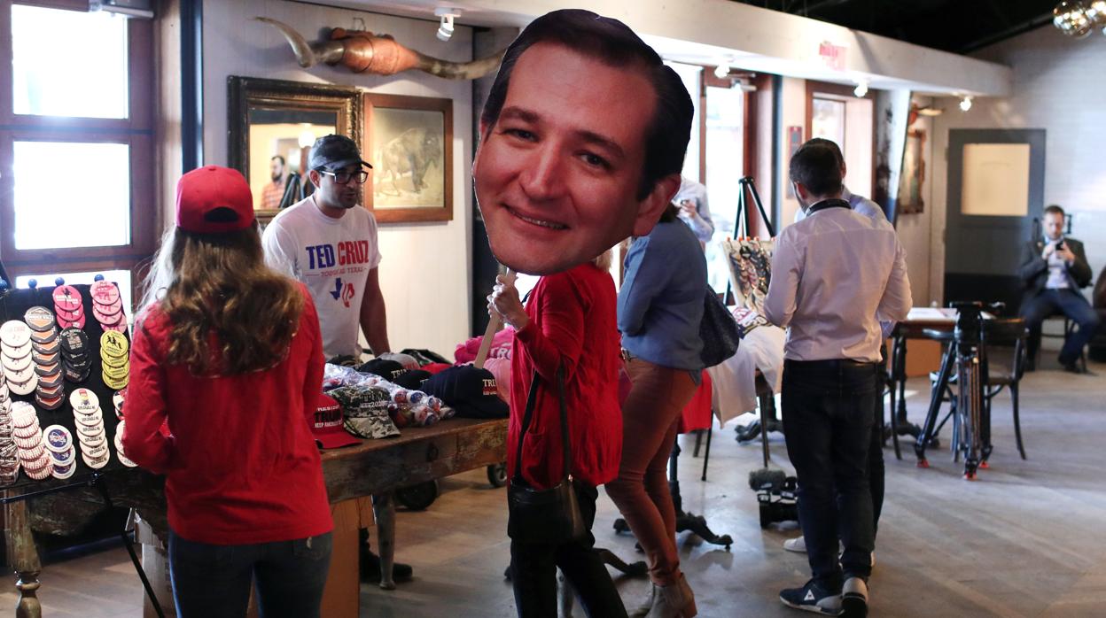 Una mujer lleva un cartel con la cara del republicano Ted Cruz, en Houston