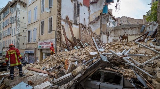 Hallan el cadáver de un hombre bajo los escombros de los edificios derrumbados en Marsella