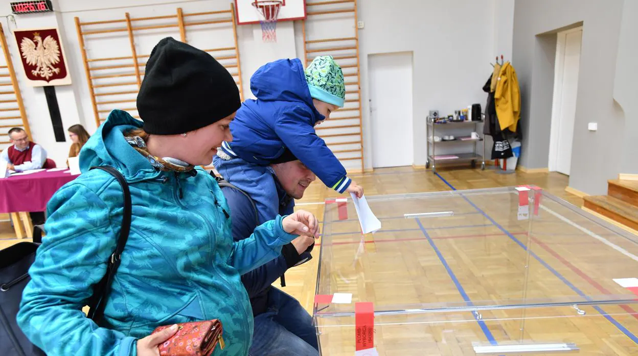 Electores votan en un colegio electoral en Polonia