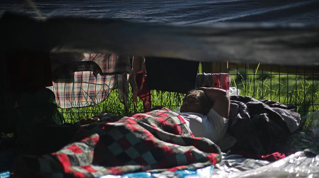Una inmigrante centroamericana descansa en el refugio habilitado en Ciudad de México