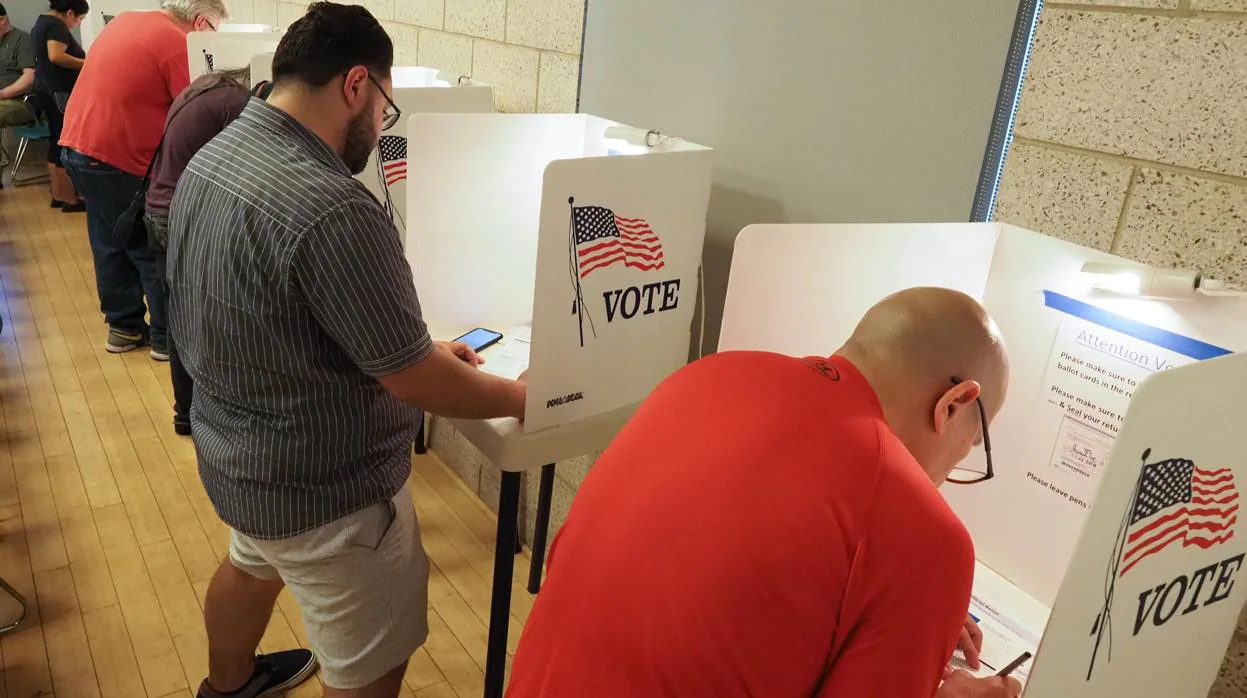 Electores estadounidenses ejercen su derecho en el periodo de voto anticipado en Los Ángeles