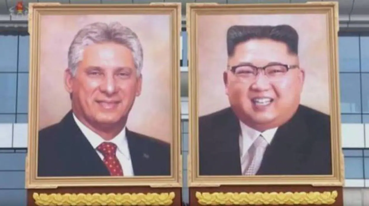 Retratos del presidente cubano Díaz-Canel y Kim Jong-un exhibidos en Pyongyang, Corea del Norte